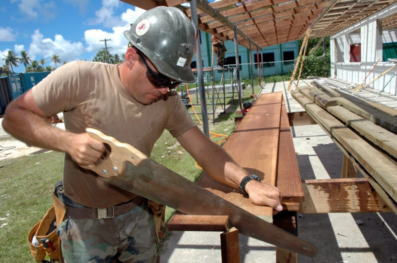 charpentier-POURRIERES-min_worker_construction_building_carpenter_male_job_build_helmet-893290